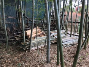 伐採した竹と木の溜まり場01